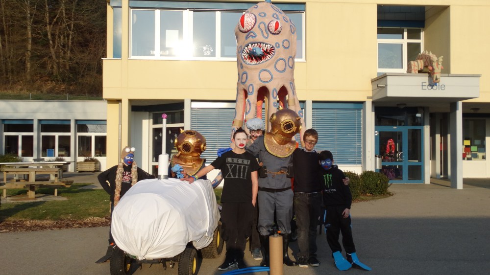 Les créateurs du rababou prennent pour la première et la dernière fois une photo tous ensemble avec lui avant de le brûler au bûcher. 