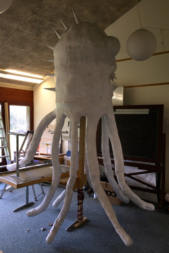 Avant de le présenter au public, d'abord une couche de blanc en guise de sous-vêtement!!!